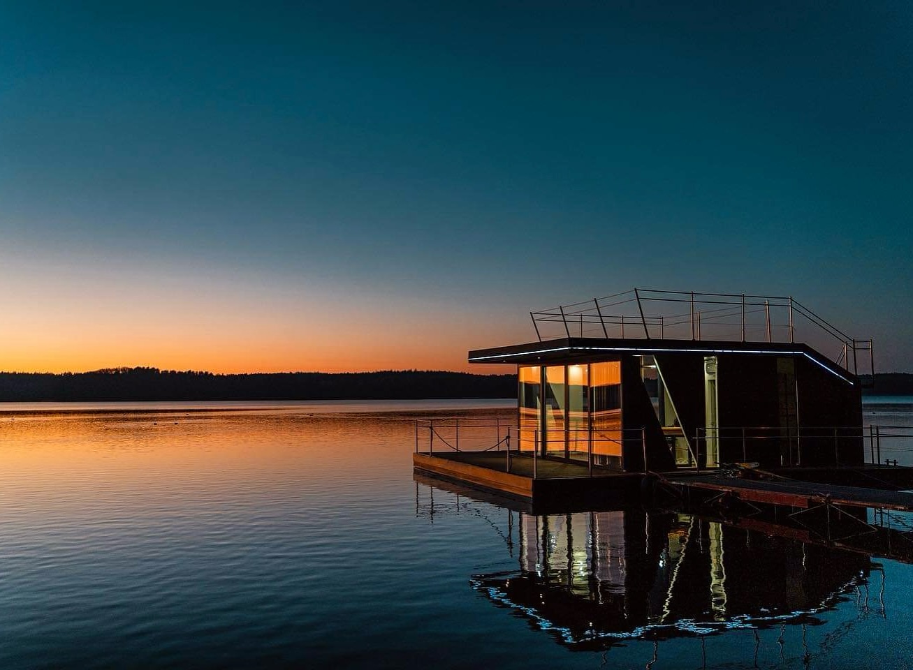 HouseBoat - Dom na wodzie
