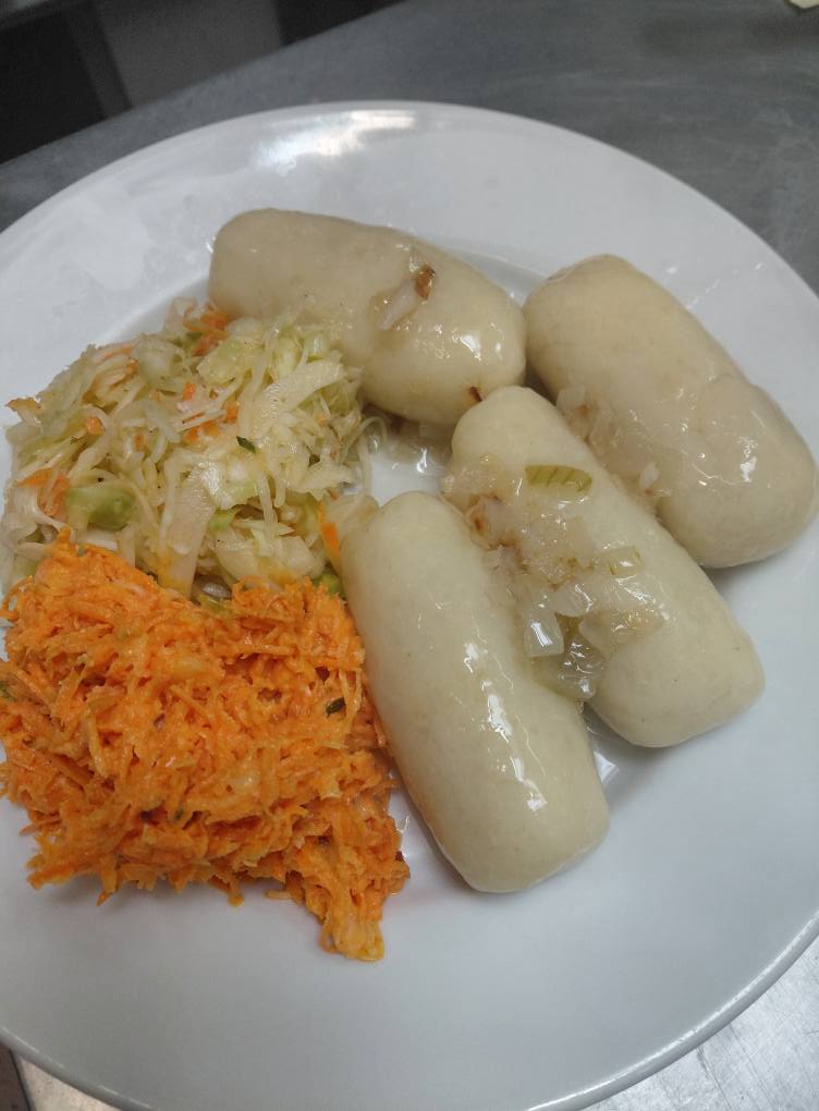 Cepeliny z mięsem i surówką