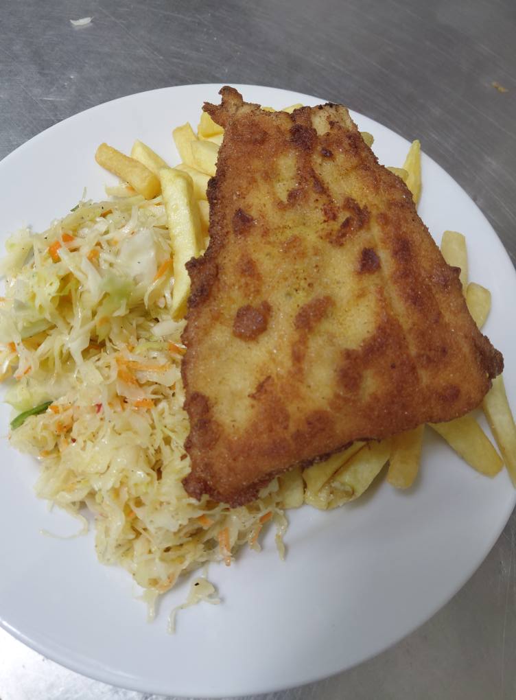 Dorsz z frytkami i surówką z kapusty kiszonej