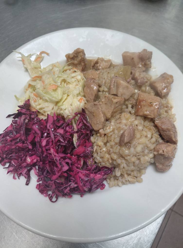 Gulasz wieprzowy z kaszą jęczmienną