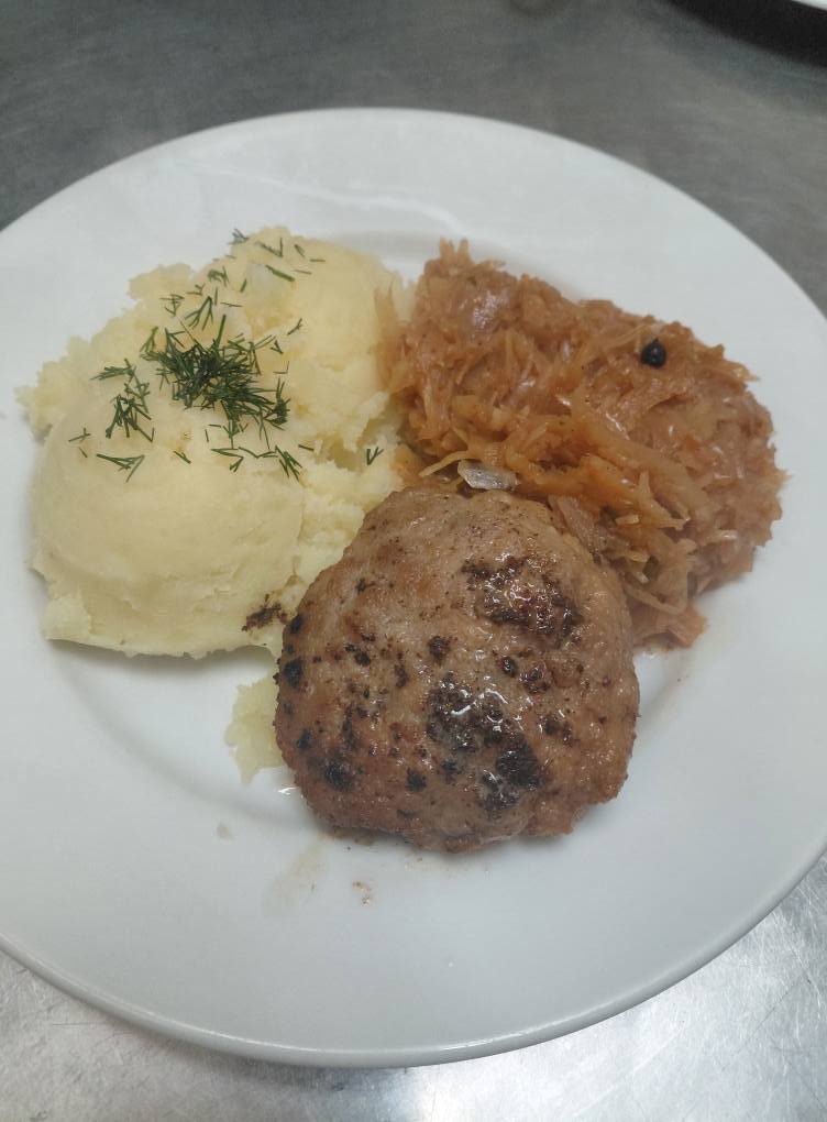 Kotlet mielony z ziemniakami i kapustą zasmażaną