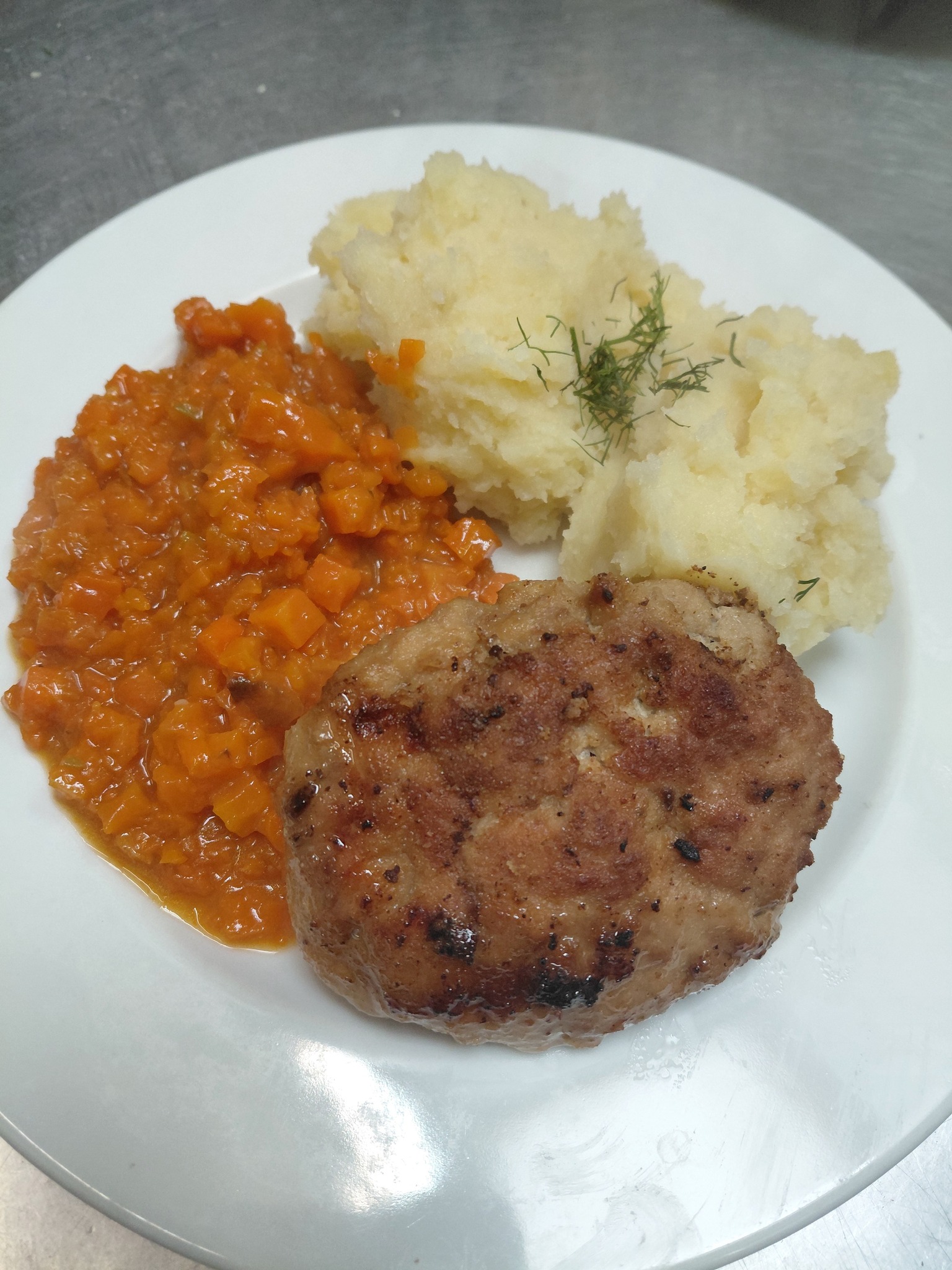 Kotlet mielony z ziemniakami i marchewką