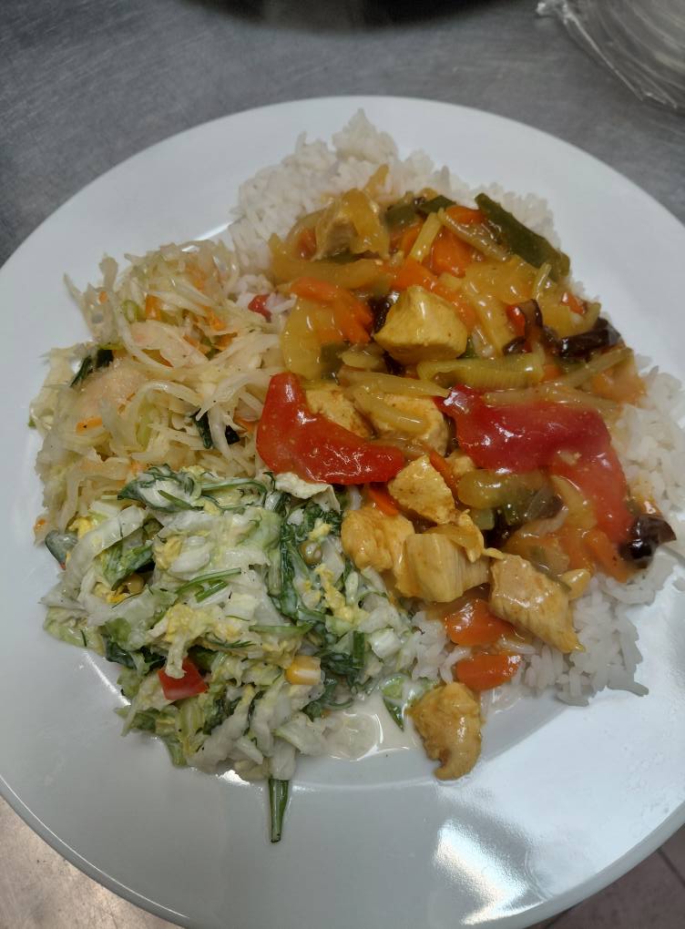 Kurczak po chińsku z ryżem i surówką