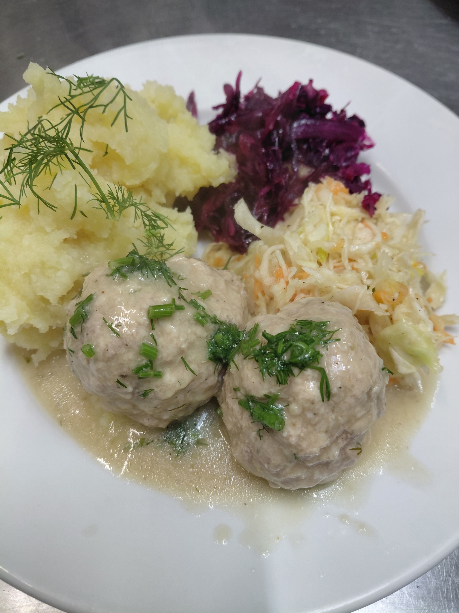Pulpety w sosie śmietanowo-koperkowym z ziemniakami i surówką